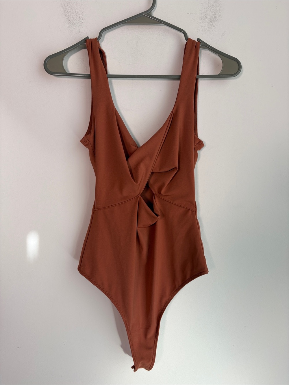 Abercrombie Twist Front Cutout Tank Bodysuit in Terracotta - S